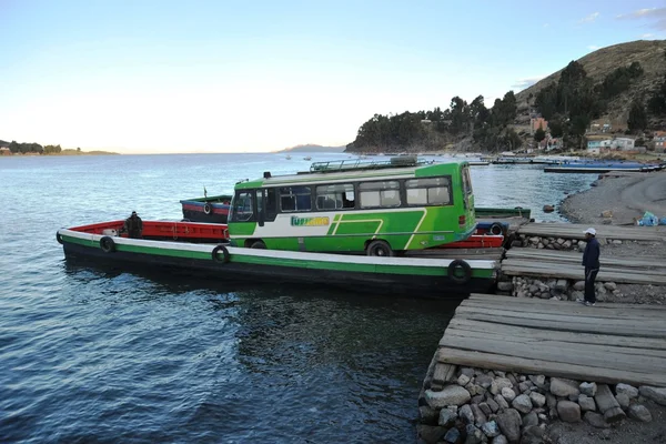 Titicaca Gölü üzerinde feribot seferleri — Stok fotoğraf