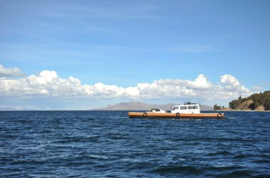 titicaca Gölü üzerinde feribot seferleri