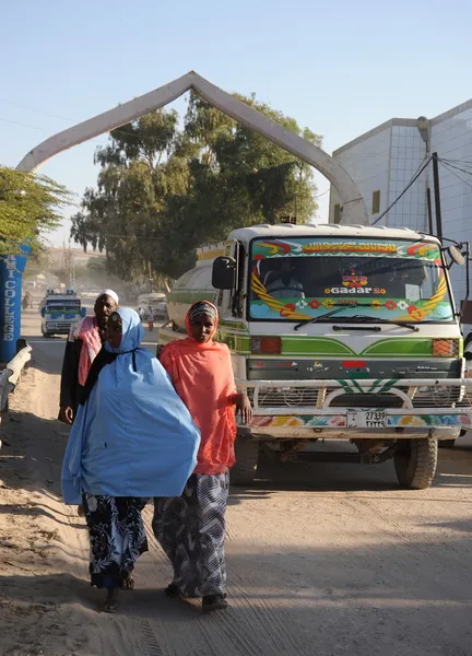 Somalis in the streets of the city of Hargeysa. — Stock Photo, Image