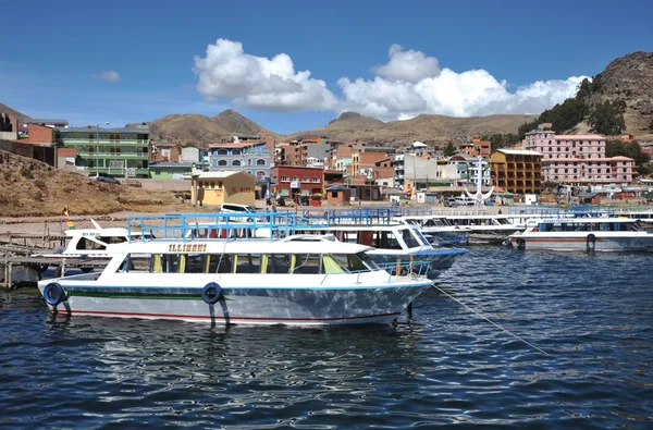 Boote in der Stadt Copacabana auf dem Titicacasee. — Stockfoto