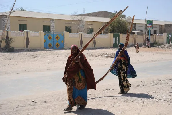 Somalis in the streets of the city of Hargeysa. — Stock Photo, Image