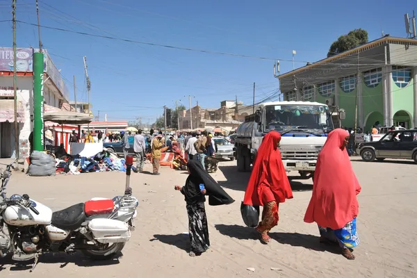 Somalilerle sıkı hargeysa şehir sokaklarında. — Stok fotoğraf