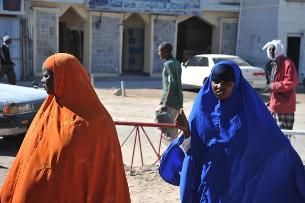 Somalis in the streets of the city of Hargeysa. — Stock Photo, Image