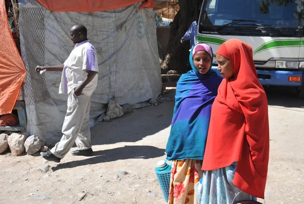 Somalilerle sıkı hargeysa şehir sokaklarında. — Stok fotoğraf