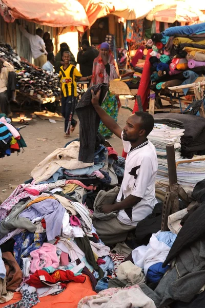 Handel på en stadsgata i somalia — Stockfoto