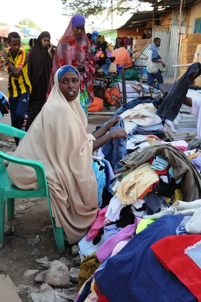 Obchodování na městské ulici v Somálsku — Stock fotografie