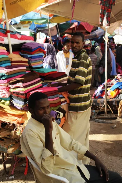 Trading on a city street in Somalia — Stock Photo, Image