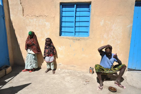 Gamla somaliska färga sitt hår med henna — Stockfoto