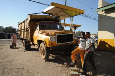 Somalilerle sıkı hargeysa şehir sokaklarında.