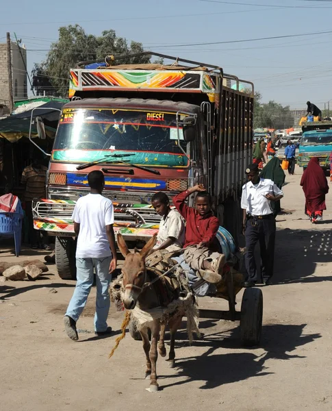 Wasserträger auf der Straße hargeisa. — Stockfoto