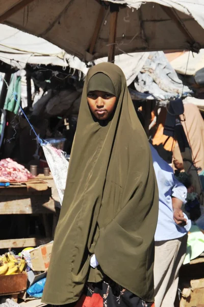 Somalis nas ruas da cidade de Hargeysa . — Fotografia de Stock