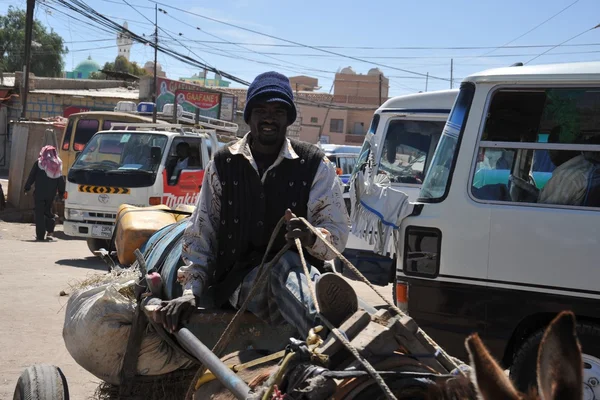 Portador de agua en la calle Hargeisa . —  Fotos de Stock