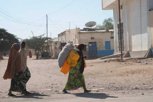 Somalis in the streets of the city of Hargeysa. — Stock Photo, Image