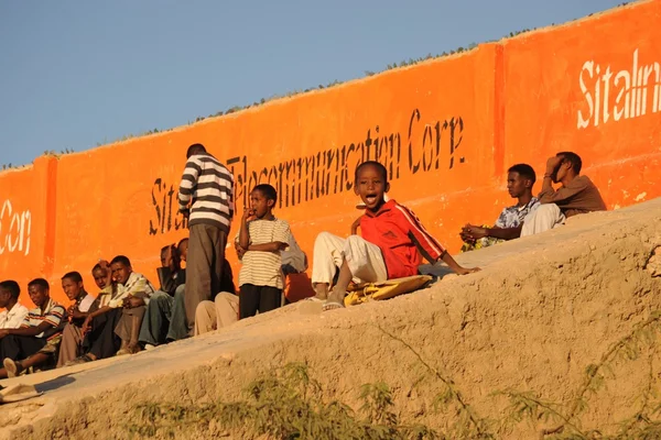 Сомалийские мальчики едут на бетонном холме — стоковое фото