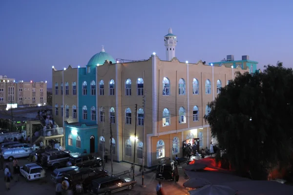 Hlavní mešita Hargeysa večer. — Stock fotografie
