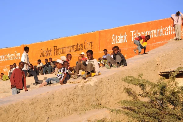 Сомалийские мальчики едут на бетонном холме — стоковое фото