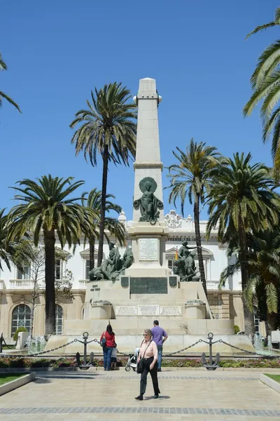 英雄德卡维特水手，广场上的纪念碑在战斗中与灭亡美国于 1898 年在甲米地和圣伊阿古德古巴. — 图库照片