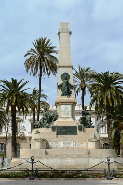 英雄德卡维特水手，广场上的纪念碑在战斗中与灭亡美国于 1898 年在甲米地和圣伊阿古德古巴. — 图库照片