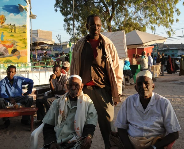 Somalis nas ruas da cidade de Hargeysa . — Fotografia de Stock