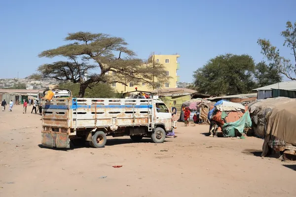 Somalis in the streets of the city of Hargeysa. — Stock Photo, Image