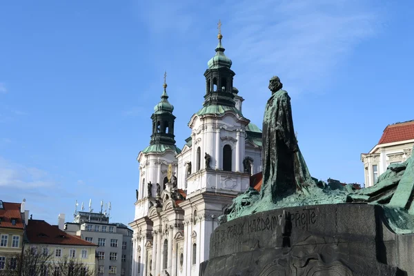 Мемориал Яна Гуса на Староместской площади, вид на Старый город, Прага, Чехия — стоковое фото