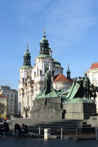 Mémorial Jan Hus sur la place de la Vieille Ville, vue sur Stare Mesto, Prague, République Tchèque — Photo