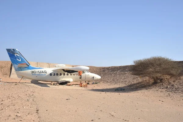 Velho avião L-410 no aeroporto de Berbers — Fotografia de Stock