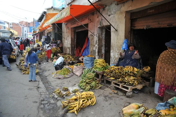 Kvinnor säljer på gatan la Paz. — Stockfoto