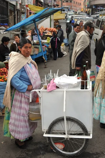 Donne che vendono sulla strada di La Paz . — Foto Stock