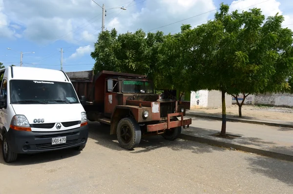 Vůz na silnici na poloostrově guajira . — Stock fotografie