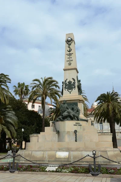 Monumento en la plaza de los Héroes de Cavite marineros perecieron en batallas con los americanos en 1898 en Cavite y Sant Iago de Cuba . —  Fotos de Stock