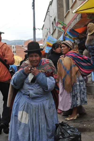 Frauen auf der Straße von la paz. — Stockfoto