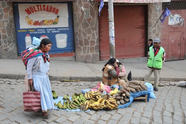 Vrouwen verkopen op de straat van la paz. — Stockfoto