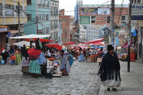 Le donne sulla strada di La Paz . — Foto Stock