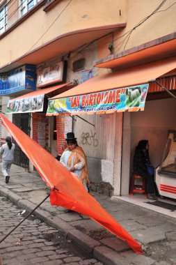 la paz sokak üzerinde satan kadınlar.