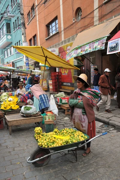 Kvinnor säljer på gatan la Paz. — Stockfoto