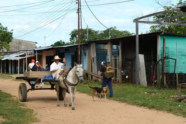 Los lugareños en las calles de la ciudad La Macarenia —  Fotos de Stock