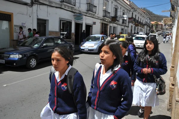 Ragazze non identificate sulla strada di Sucre . — Foto Stock