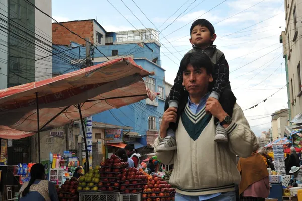 De mensen op de straten van la paz stad. — Stockfoto