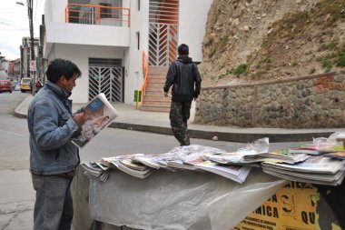 la paz şehir sokaklarında insanlar.