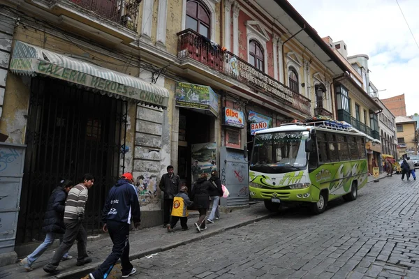 La gente per le strade della città di La Paz . — Foto Stock