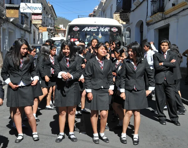 Unidentified girls on the street of Sucre. — Stock Photo, Image