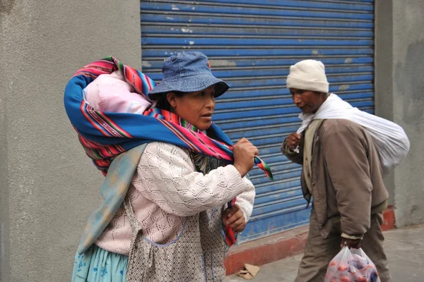 Vrouwen op de straat van la paz. — Stockfoto