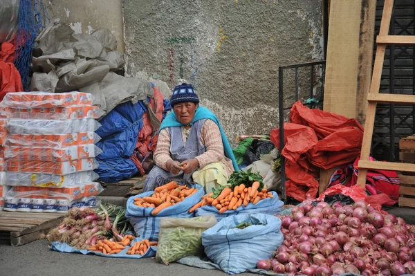 Женщины, продающие на улице Ла-Пас . — стоковое фото