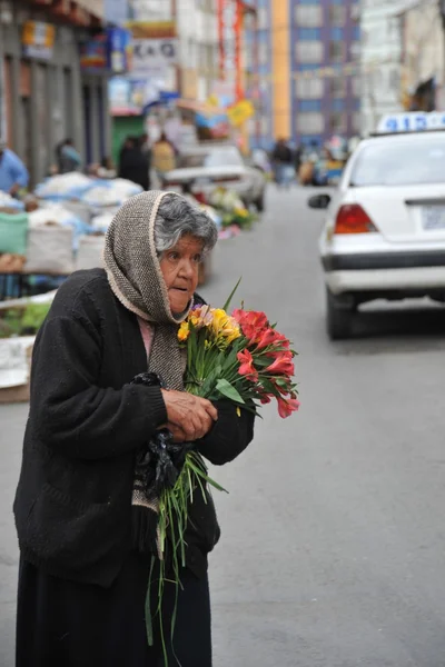 Vrouwen verkopen op de straat van la paz. — Stockfoto