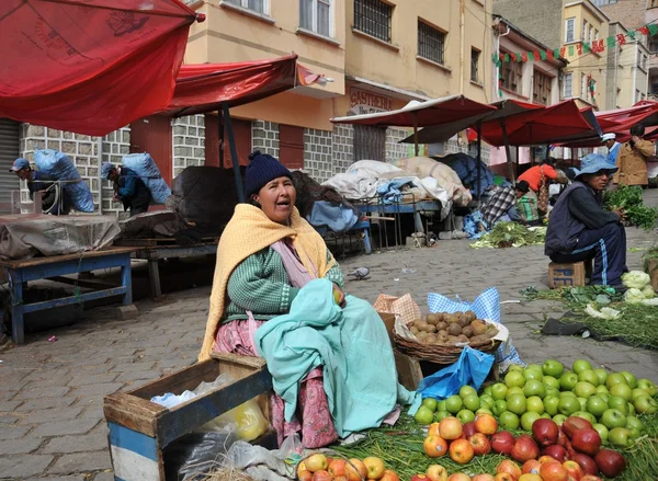 Kvinnor säljer på gatan la Paz. — Stockfoto