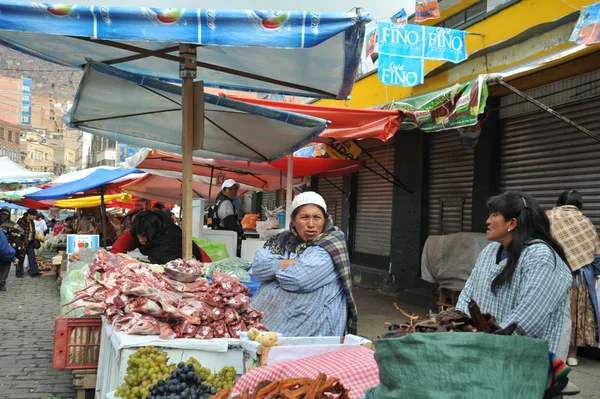 Kvinnor säljer på gatan la Paz. — Stockfoto