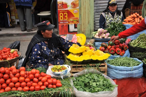 Nők az utcán a la paz értékesítés. — Stock Fotó