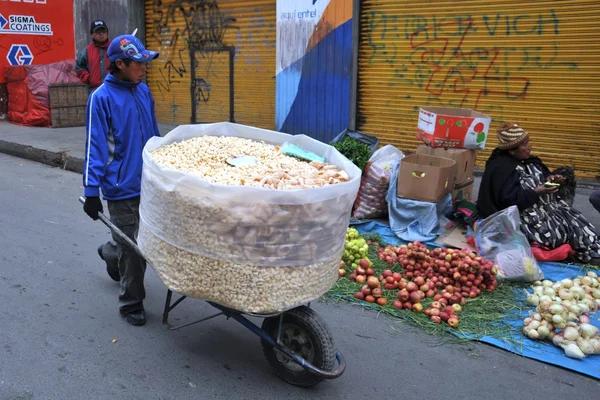 Люди на улицах города Ла-Пас . — стоковое фото