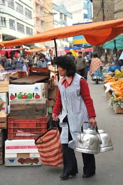 Nők az utcán a la paz értékesítés. — Stock Fotó